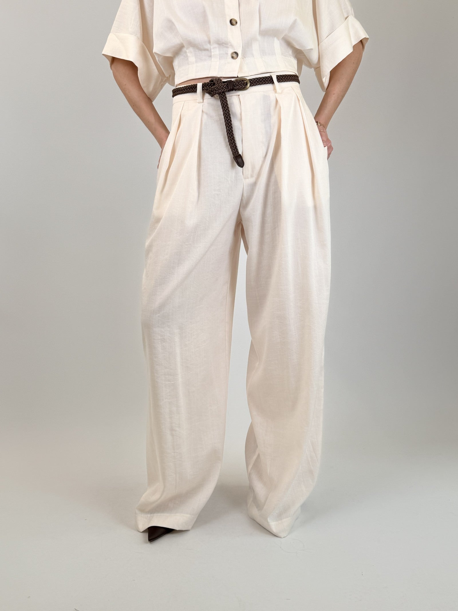 Pantalone ampio con pinces