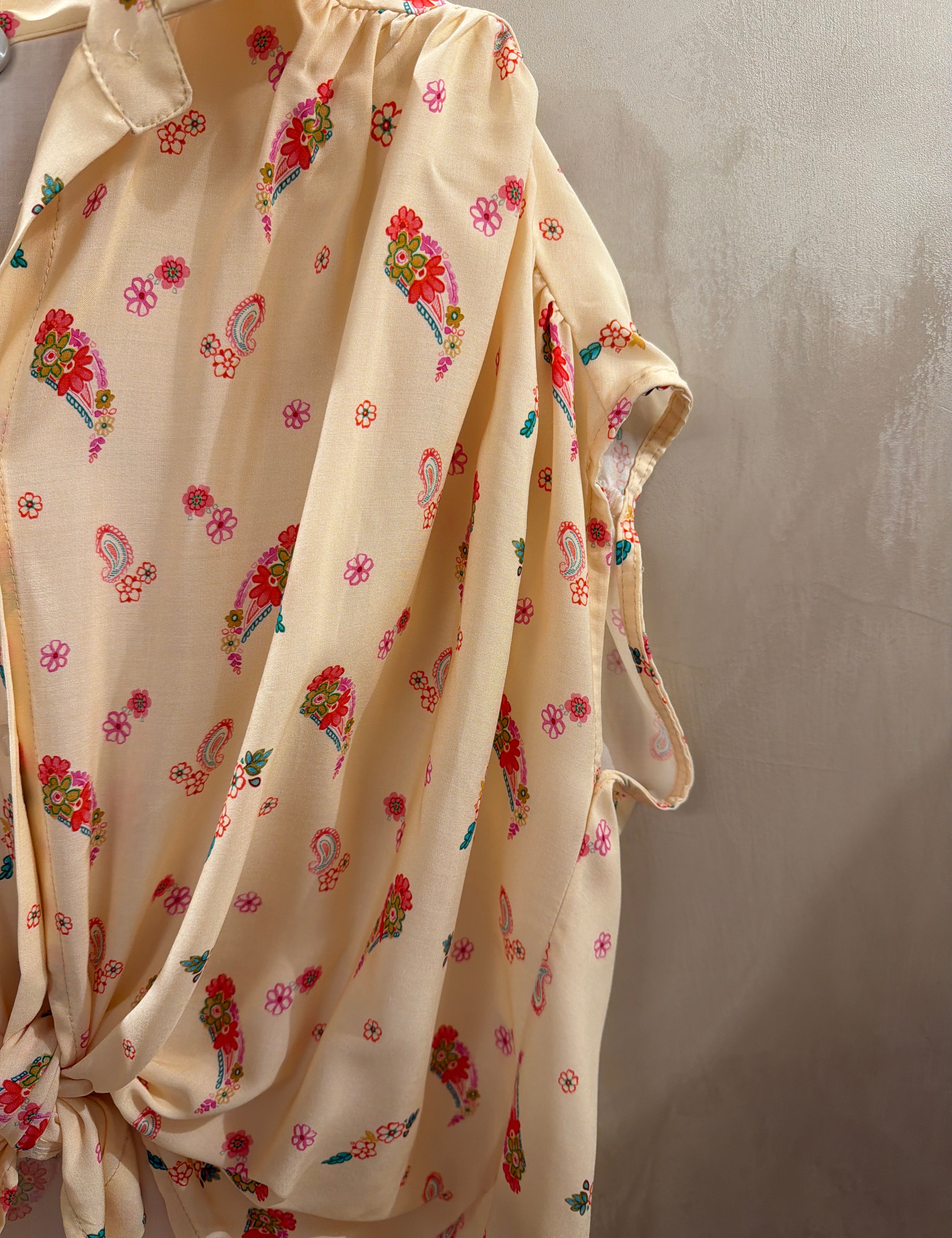 Camicia fantasia con nodo