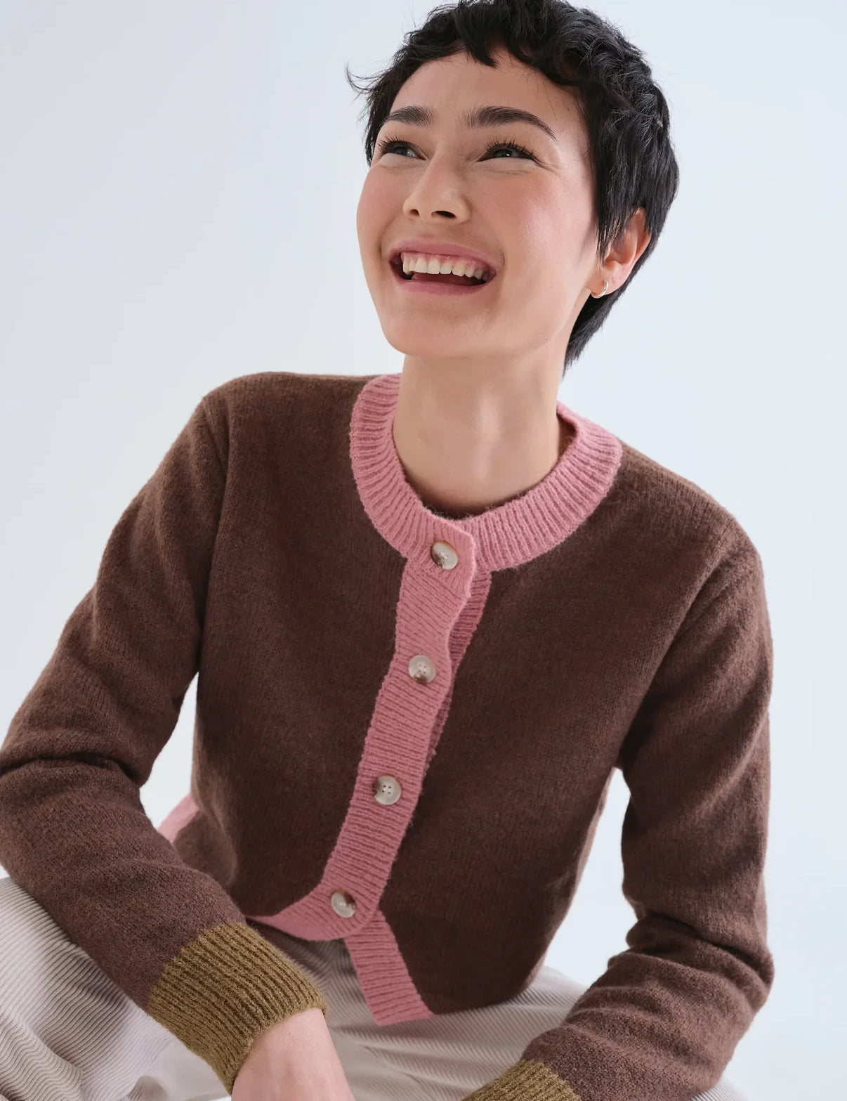 Cardigan stondato e contrasto