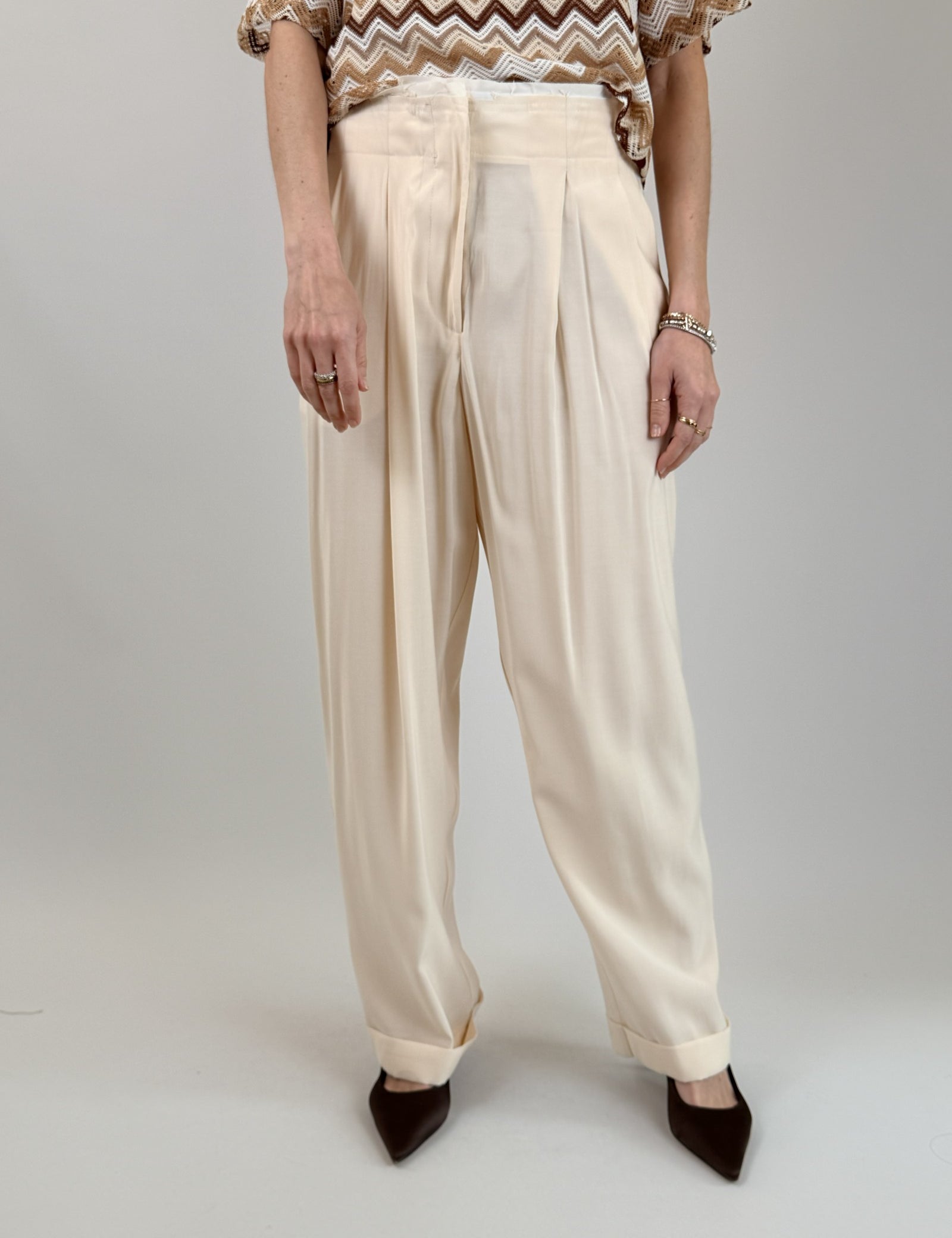 Pantalone ampio con pinces