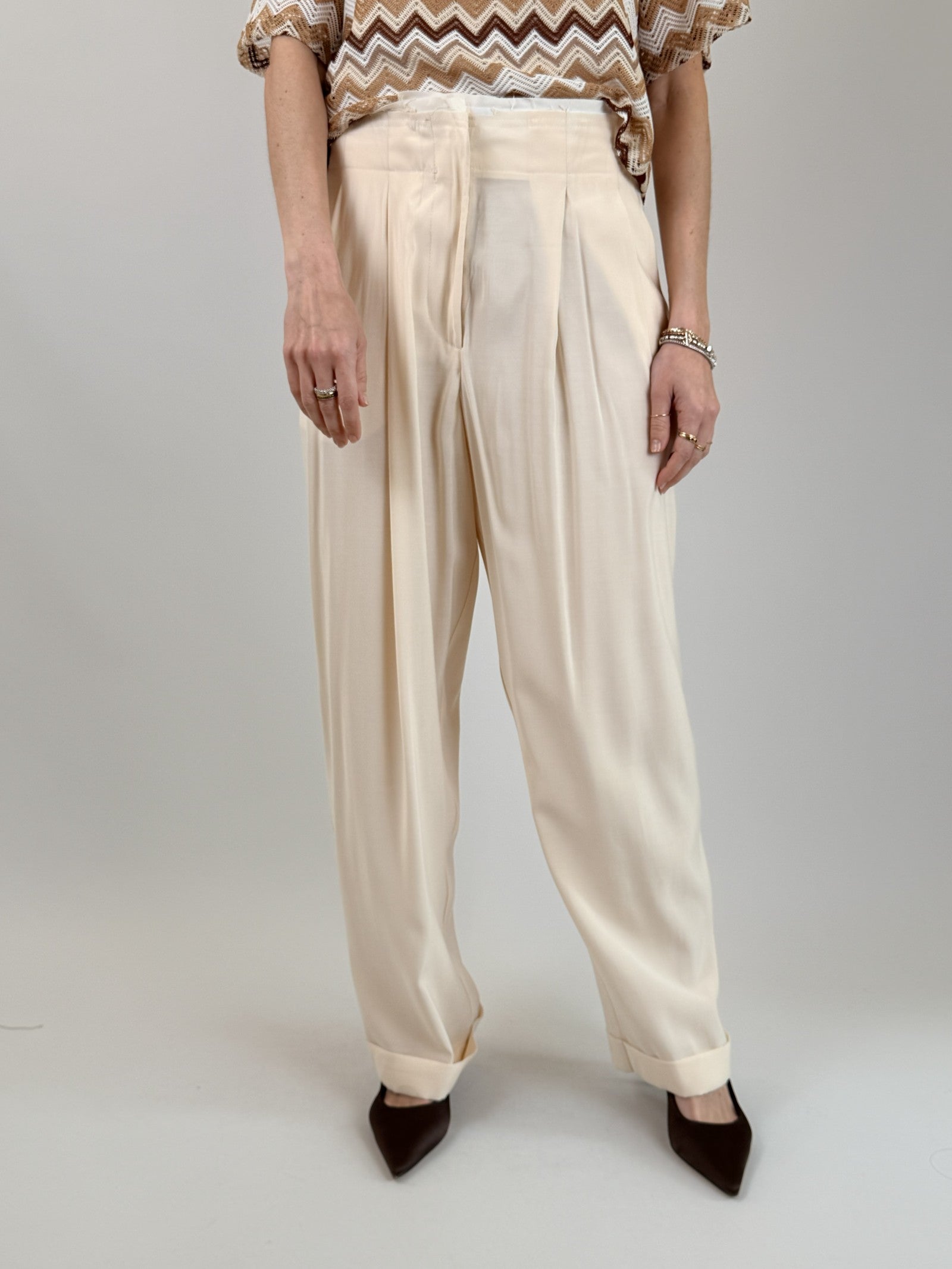 Pantalone ampio con pinces