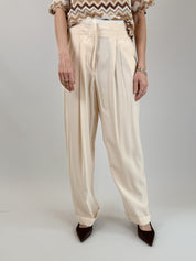 Pantalone ampio con pinces