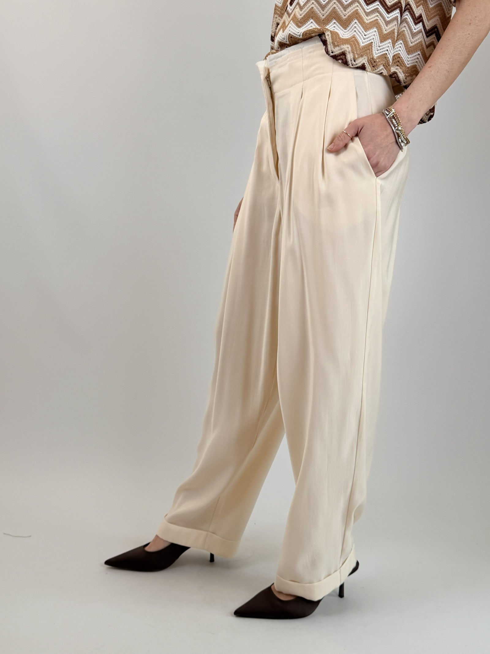 Pantalone ampio con pinces