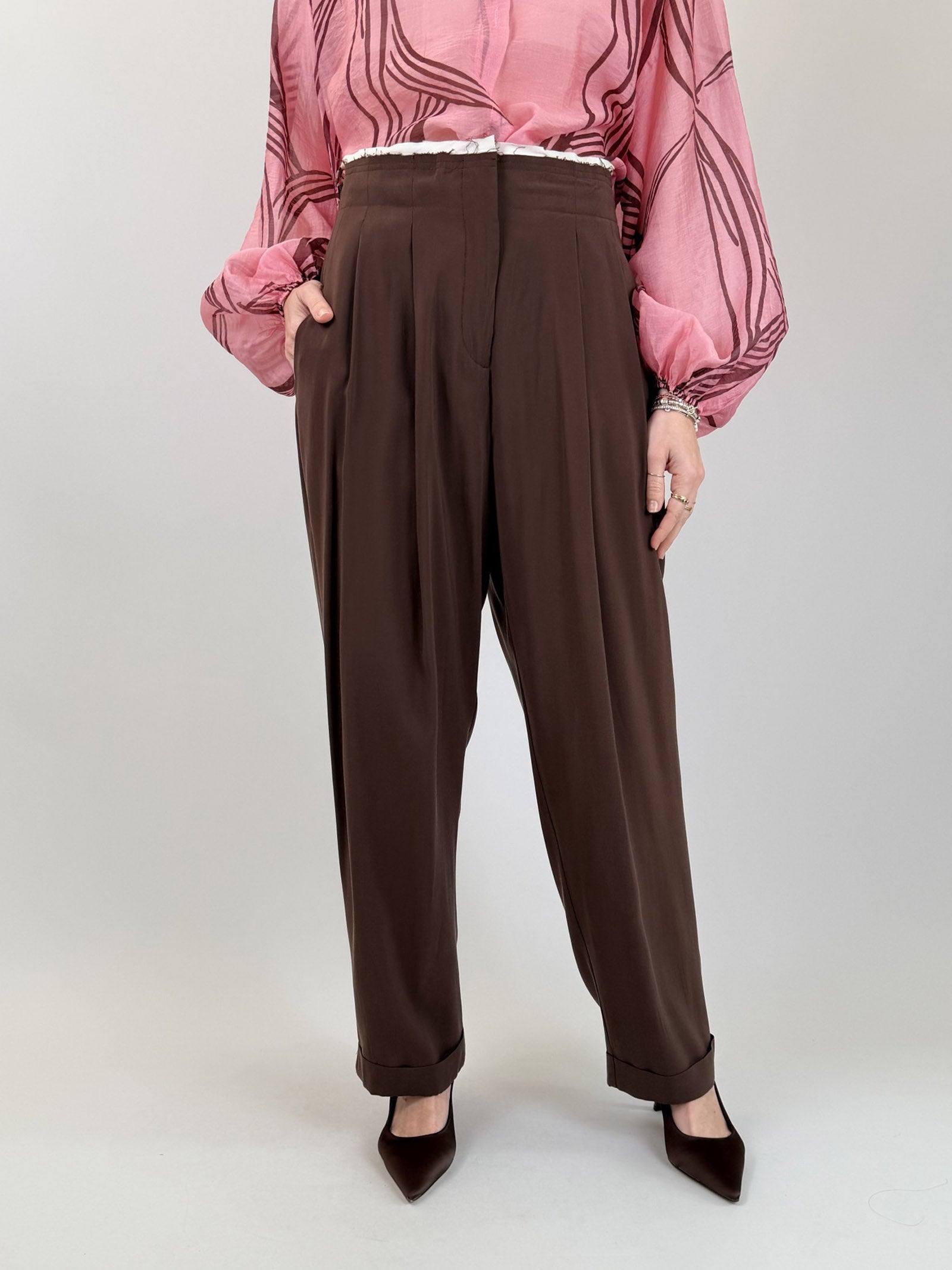Pantalone ampio con pinces