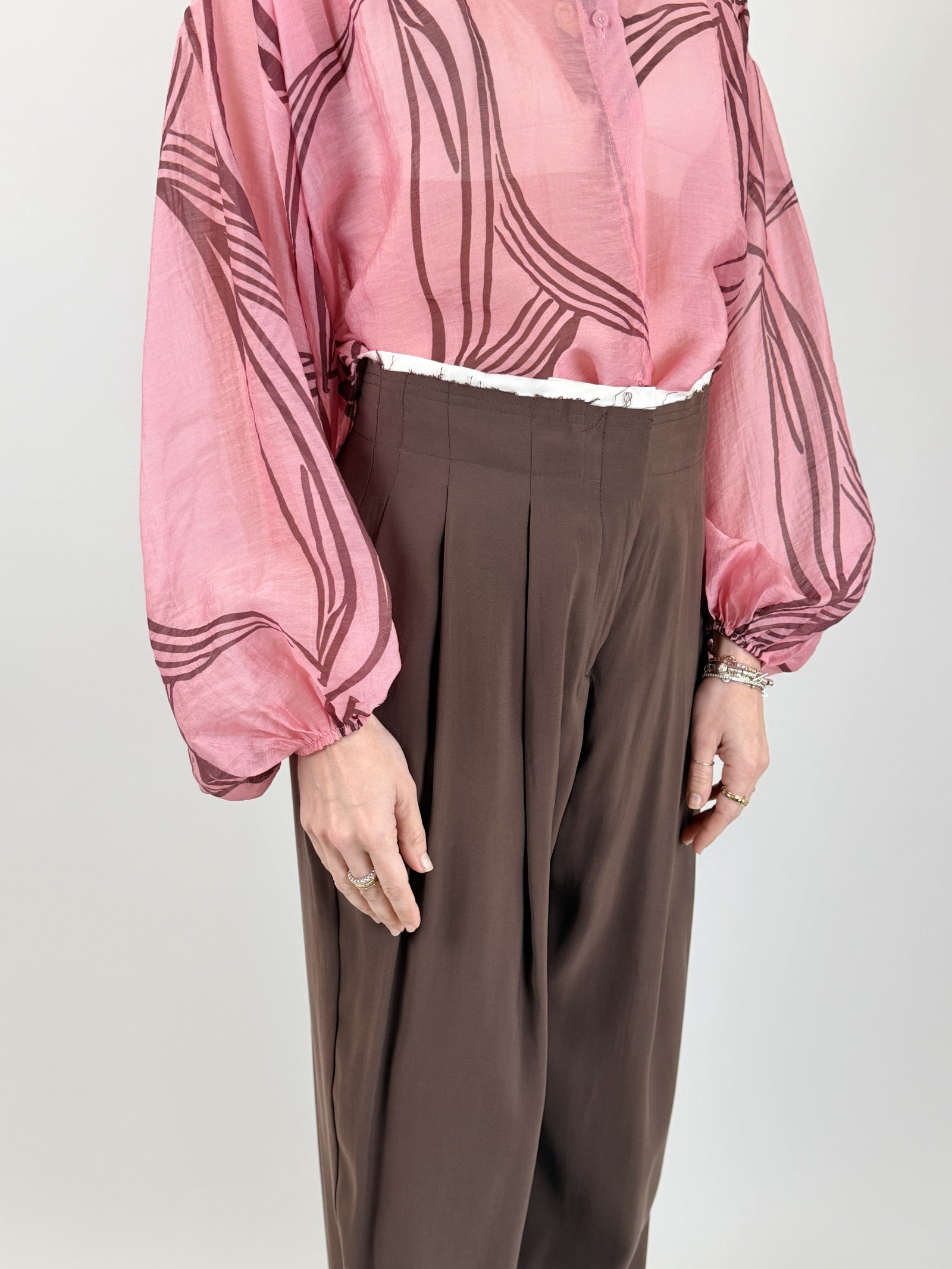 Pantalone ampio con pinces