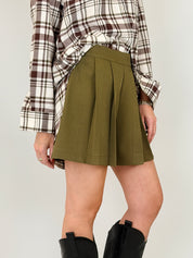 Short con pieghe