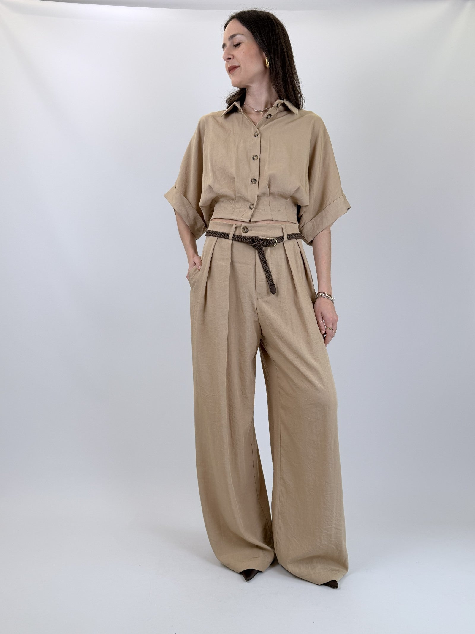 Pantalone ampio con pinces