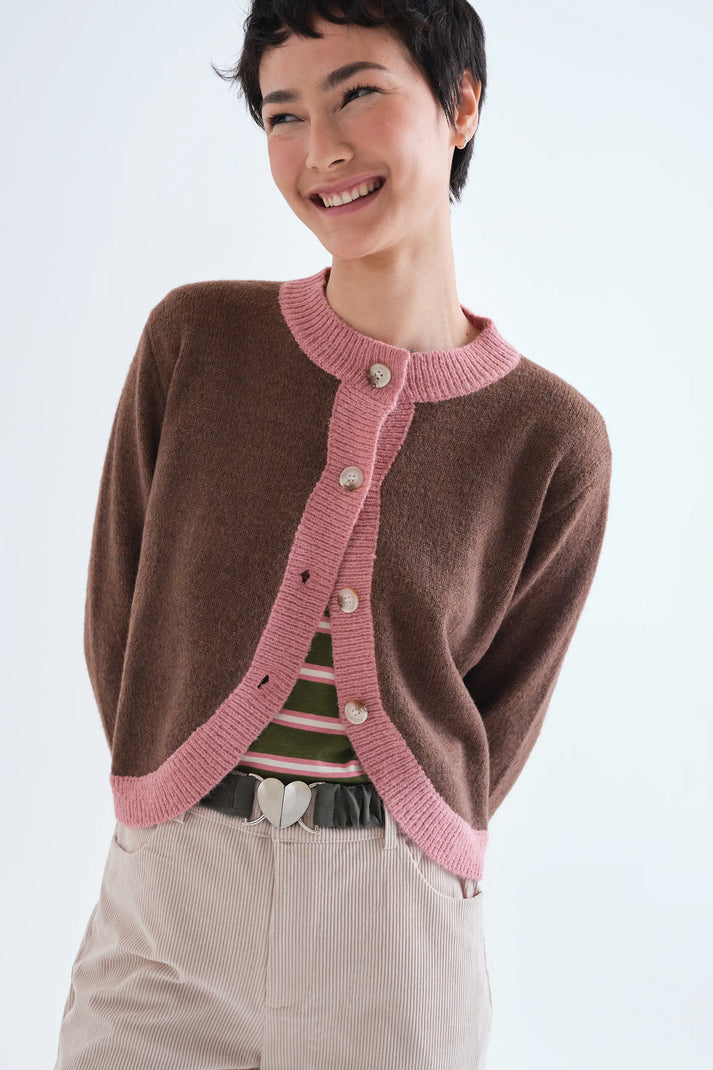 Cardigan stondato e contrasto