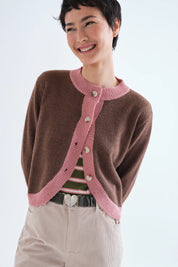 Cardigan stondato e contrasto
