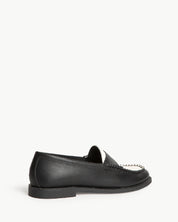 Mocassino penny loafer da donna con tomaia nera e vaschetta bianca, suola con tacco modellato, brand corina, articolo m5155