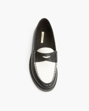Mocassino penny loafer da donna con tomaia nera e vaschetta bianca, suola con tacco modellato, brand corina, articolo m5155