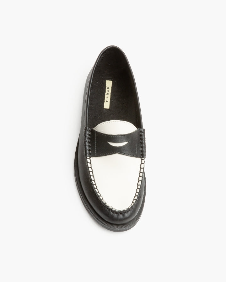 Mocassino penny loafer da donna con tomaia nera e vaschetta bianca, suola con tacco modellato, brand corina, articolo m5155