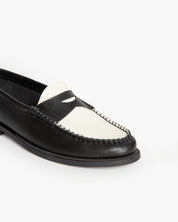 Mocassino penny loafer da donna con tomaia nera e vaschetta bianca, suola con tacco modellato, brand corina, articolo m5155