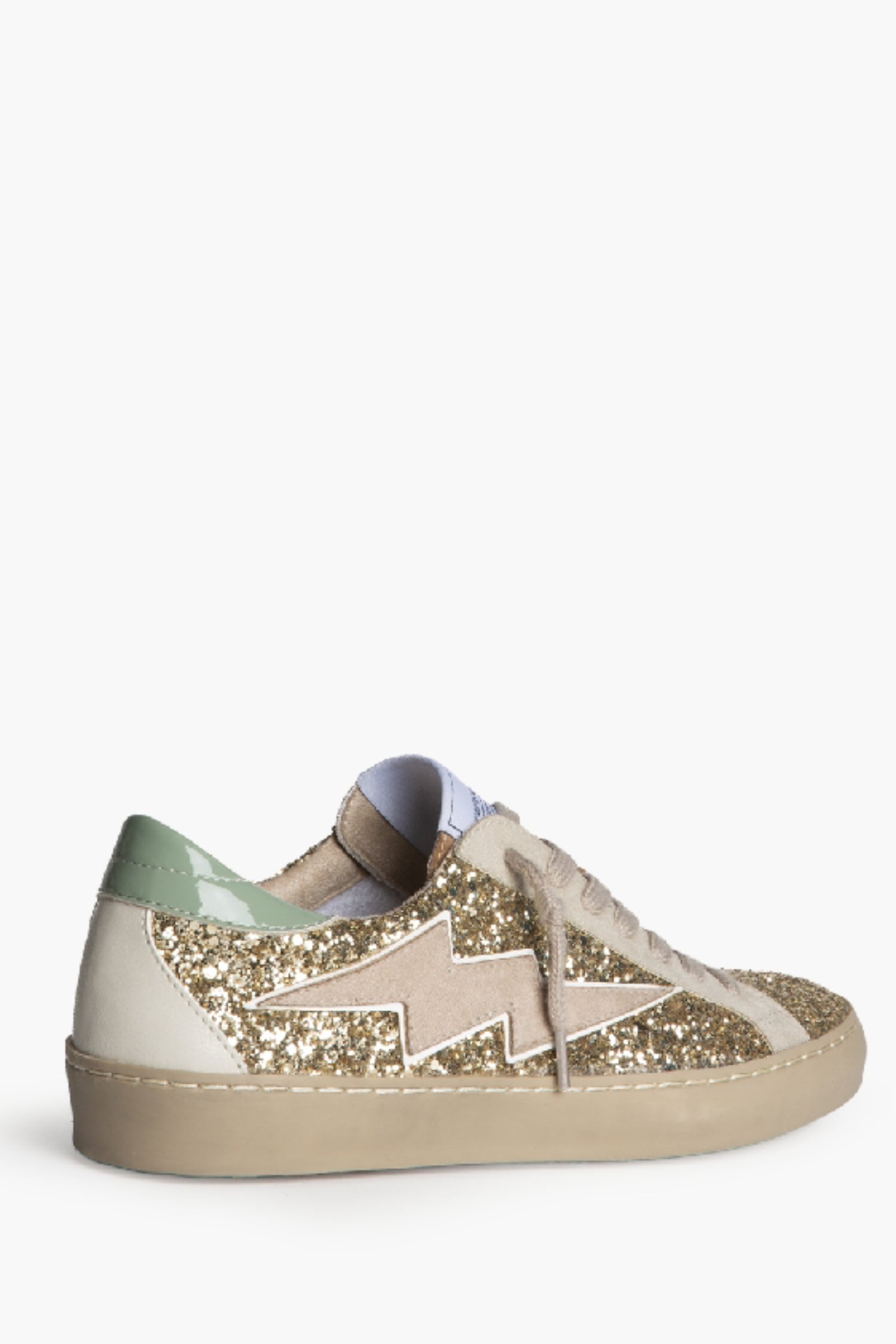 Sneaker bassa in ecocamoscio ricoperta da glitter oro, con patch fulmine sul lato esterno. Brand corina, calzata regolare, colore oro, articolo M6022