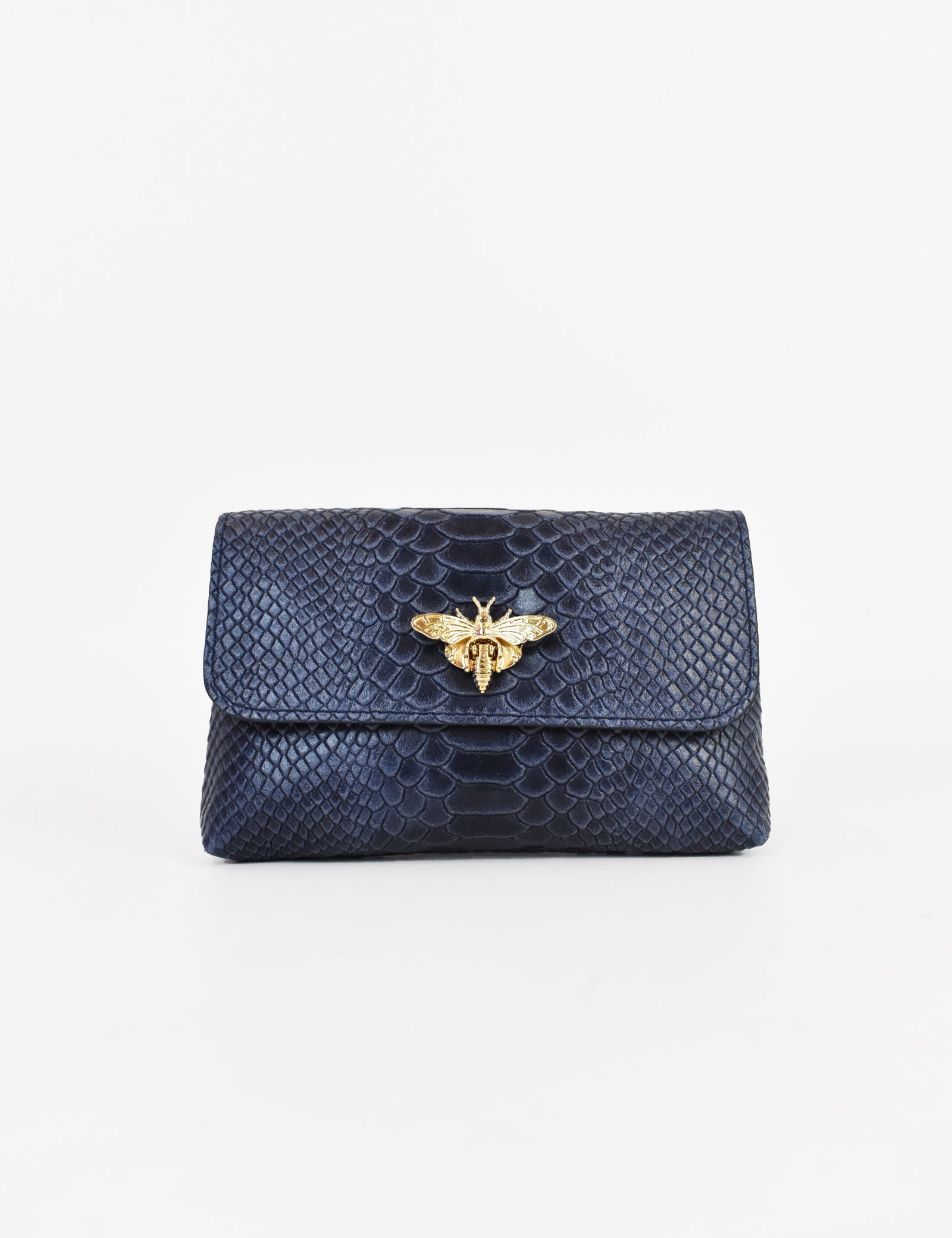 Borsa modello MARTA in pelle effetto pitonato con chiusura dorata a forma di ape, vista frontale, colore blu