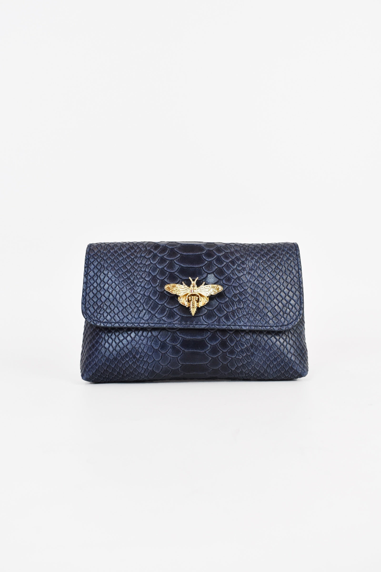 Borsa modello MARTA in pelle effetto pitonato con chiusura dorata a forma di ape, vista frontale, colore blu