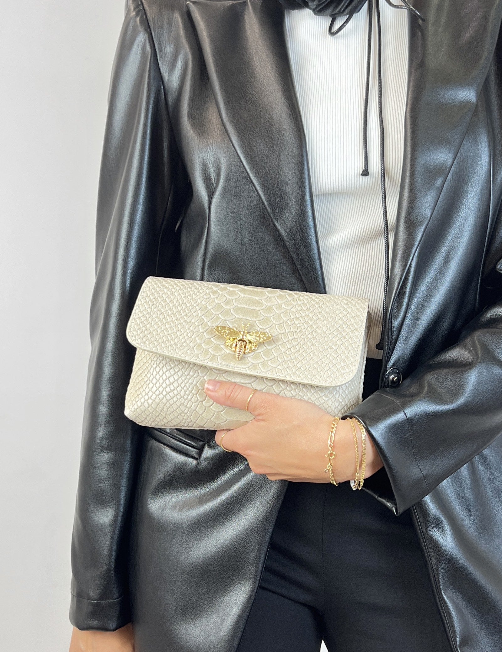 Borsa modello MARTA in pelle effetto pitonato con chiusura dorata a forma di ape, vista frontale