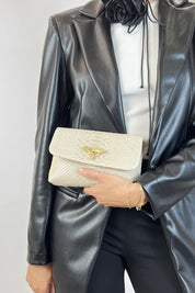 Borsa modello MARTA in pelle effetto pitonato con chiusura dorata a forma di ape, vista frontale