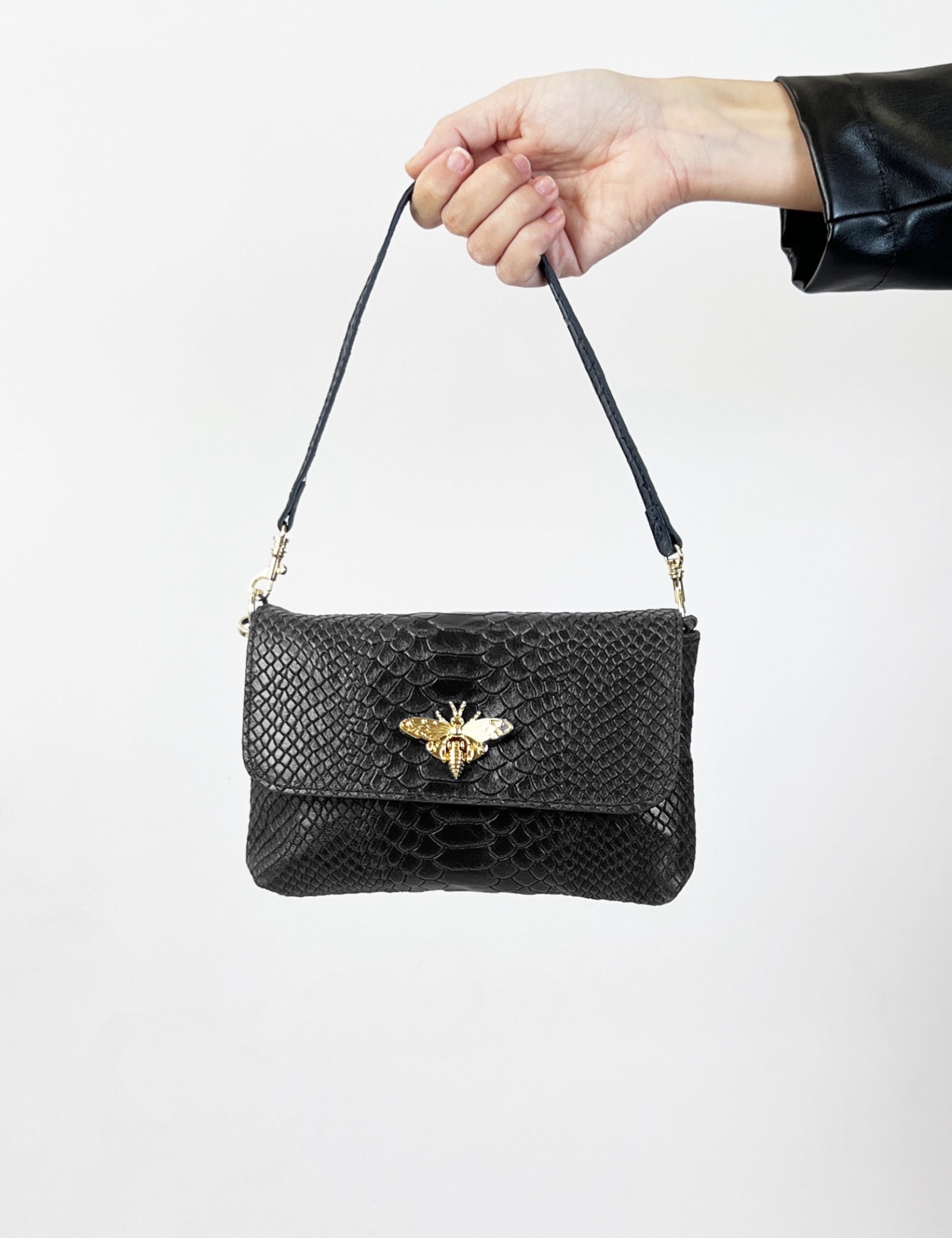 Borsa modello MARTA in pelle effetto pitonato con chiusura dorata a forma di ape, manico removibile, colore nero, vista frontale