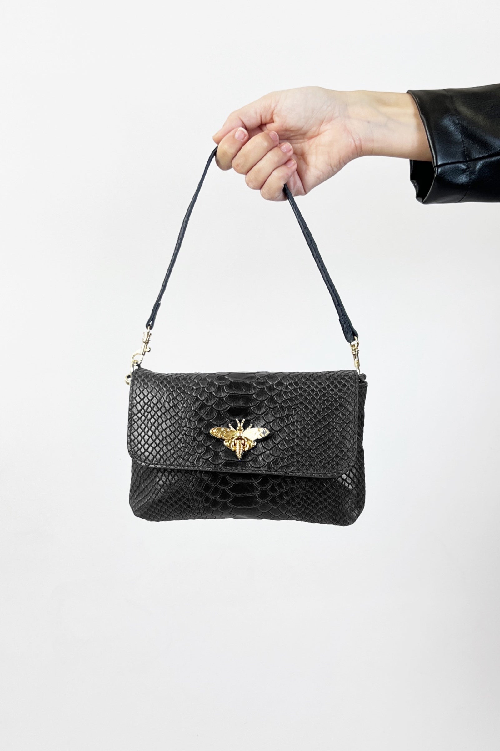 Borsa modello MARTA in pelle effetto pitonato con chiusura dorata a forma di ape, manico removibile, colore nero, vista frontale