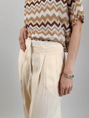 Pantalone ampio con pinces