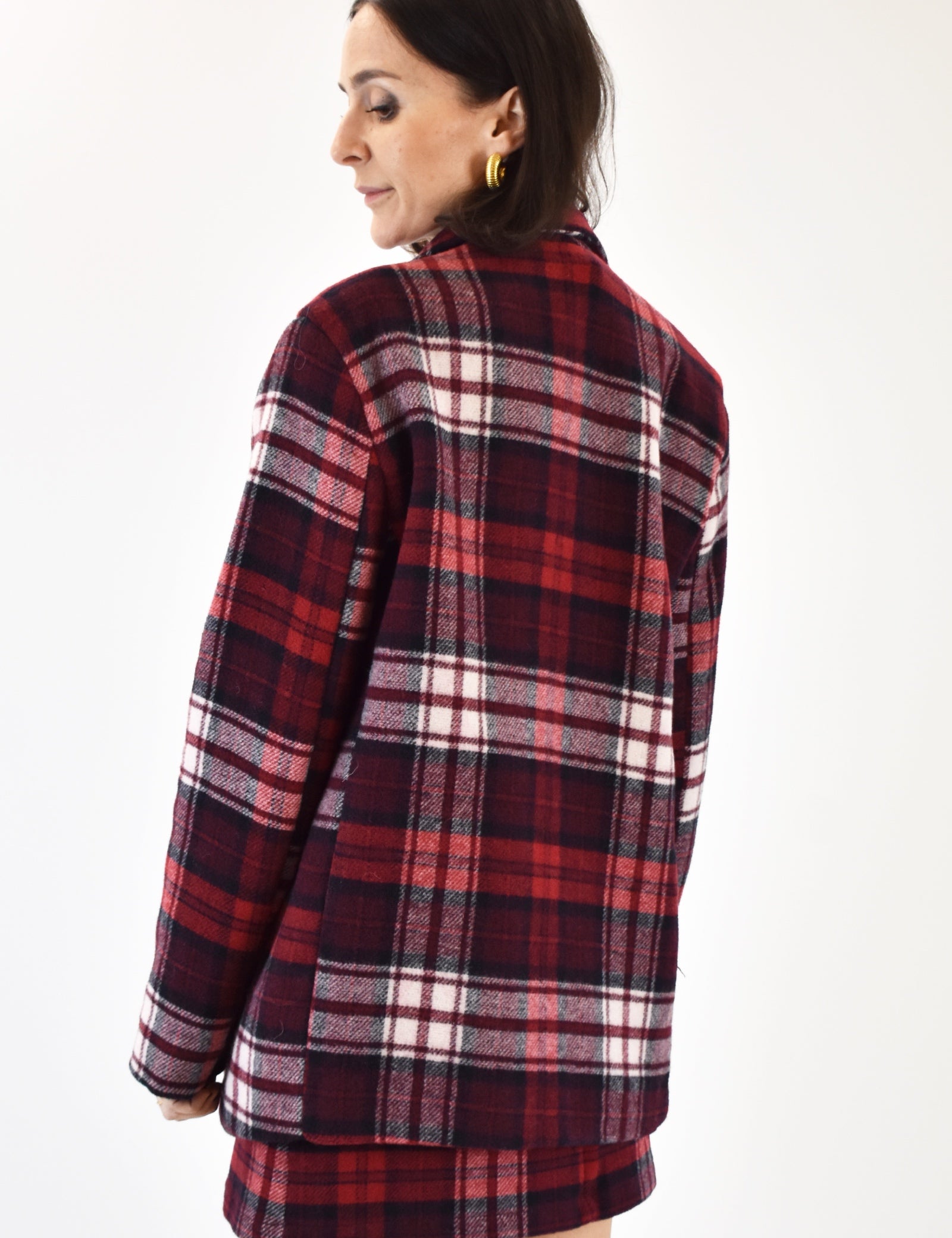 foto indossata di schiena di giacca in lana a quadri tartan, giacca quadri tartan rosso di HaveOne, modello JMA-P149