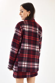 foto indossata di schiena di giacca in lana a quadri tartan, giacca quadri tartan rosso di HaveOne, modello JMA-P149