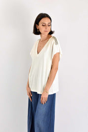 T-shirt V gioielli spalle