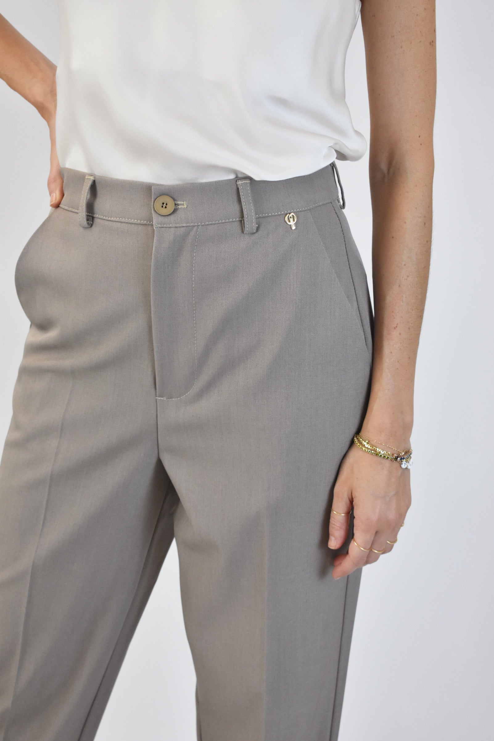 Pantalone sigaretta con piega