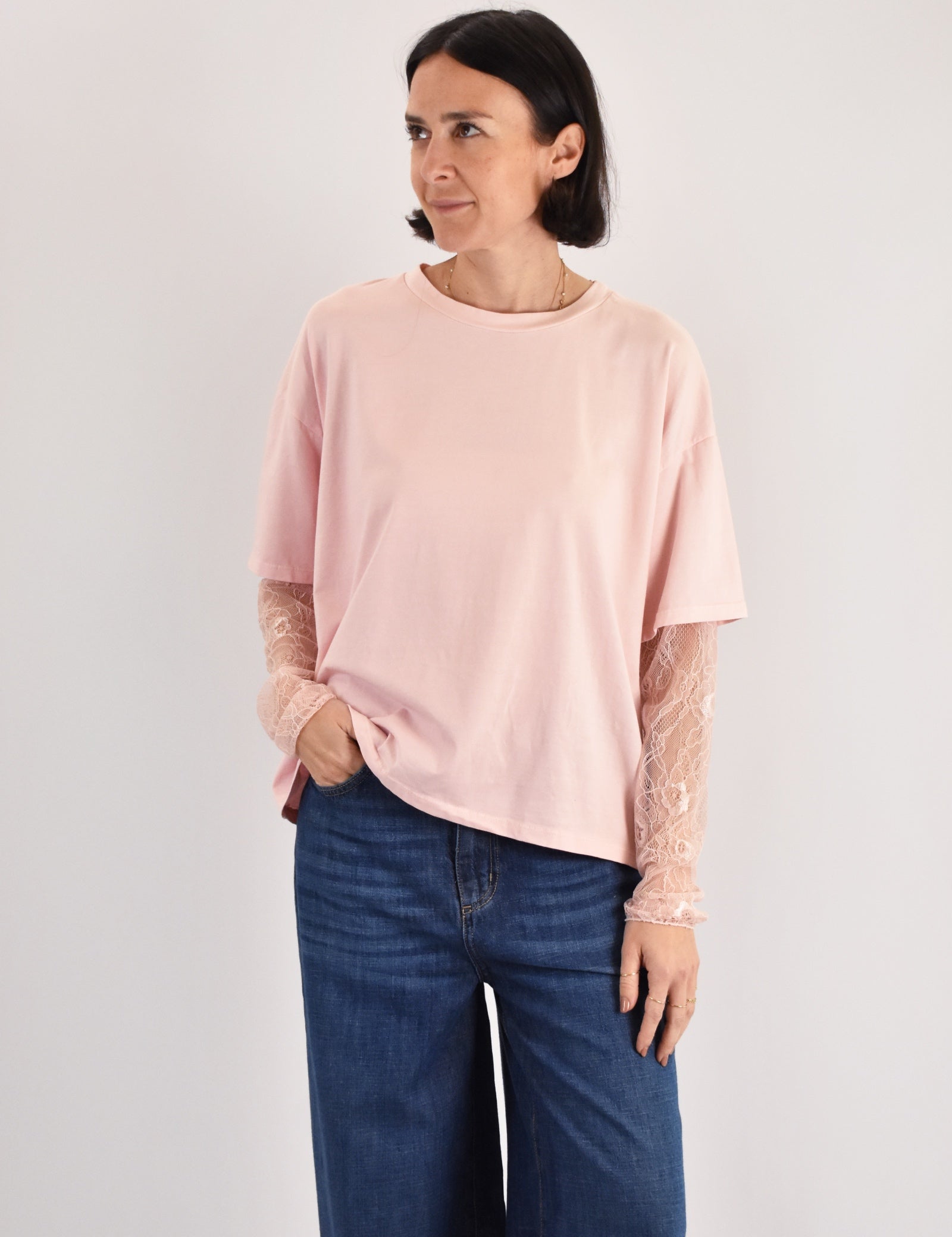 T-shirt con manica in pizzo