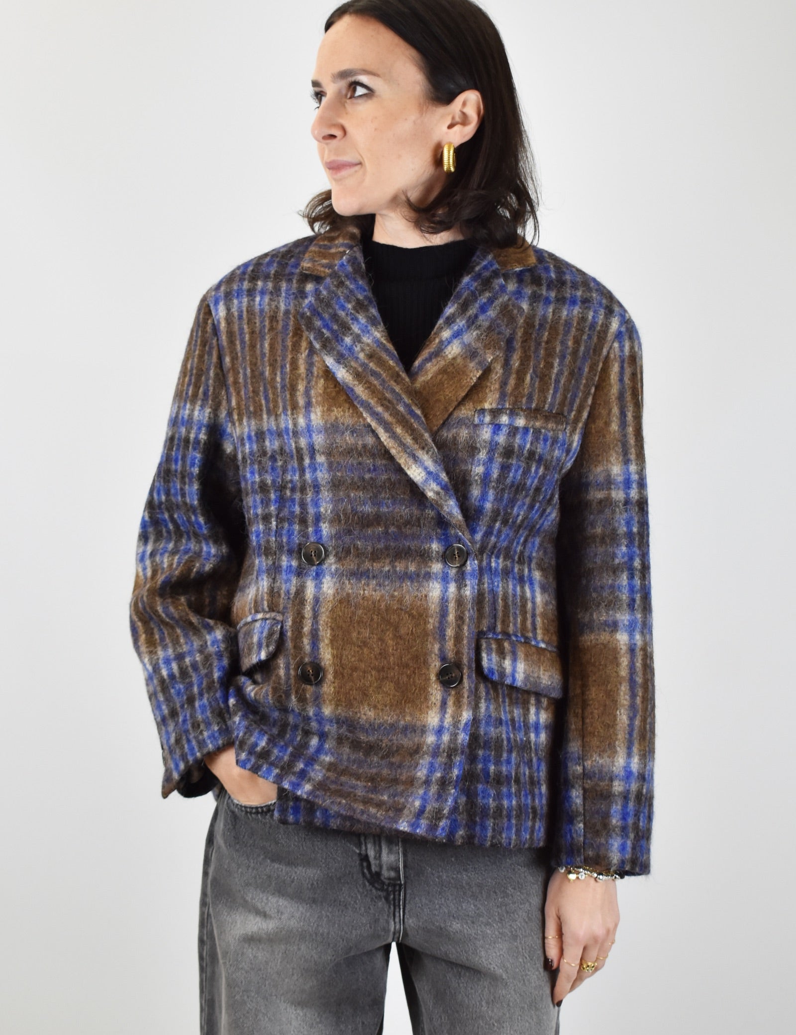 FOTO FRONTALE INDOSSATA DI GIACCA A QUADRI MARRONE E BLU IN LANA, GIACCA A QUADRI TENSIONE IN, 26B1612