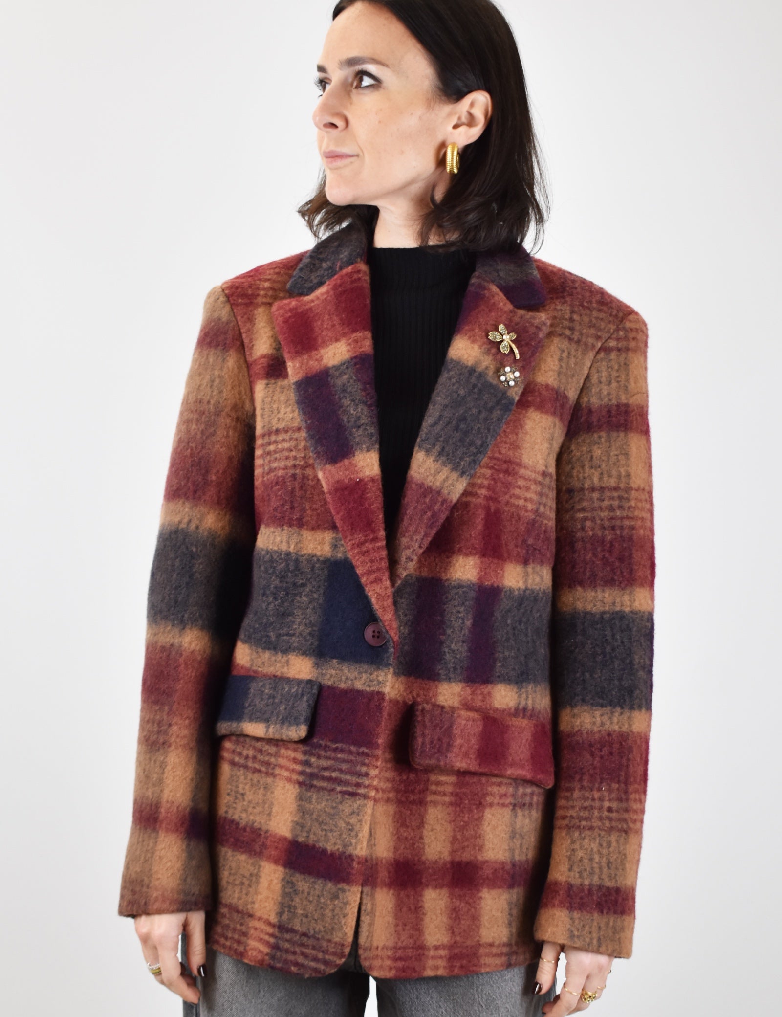 foto indossata frontale di giacca a quadri con spille Susy Mix rossa e blu, modello giacca quadri Susy Mix J866AI319