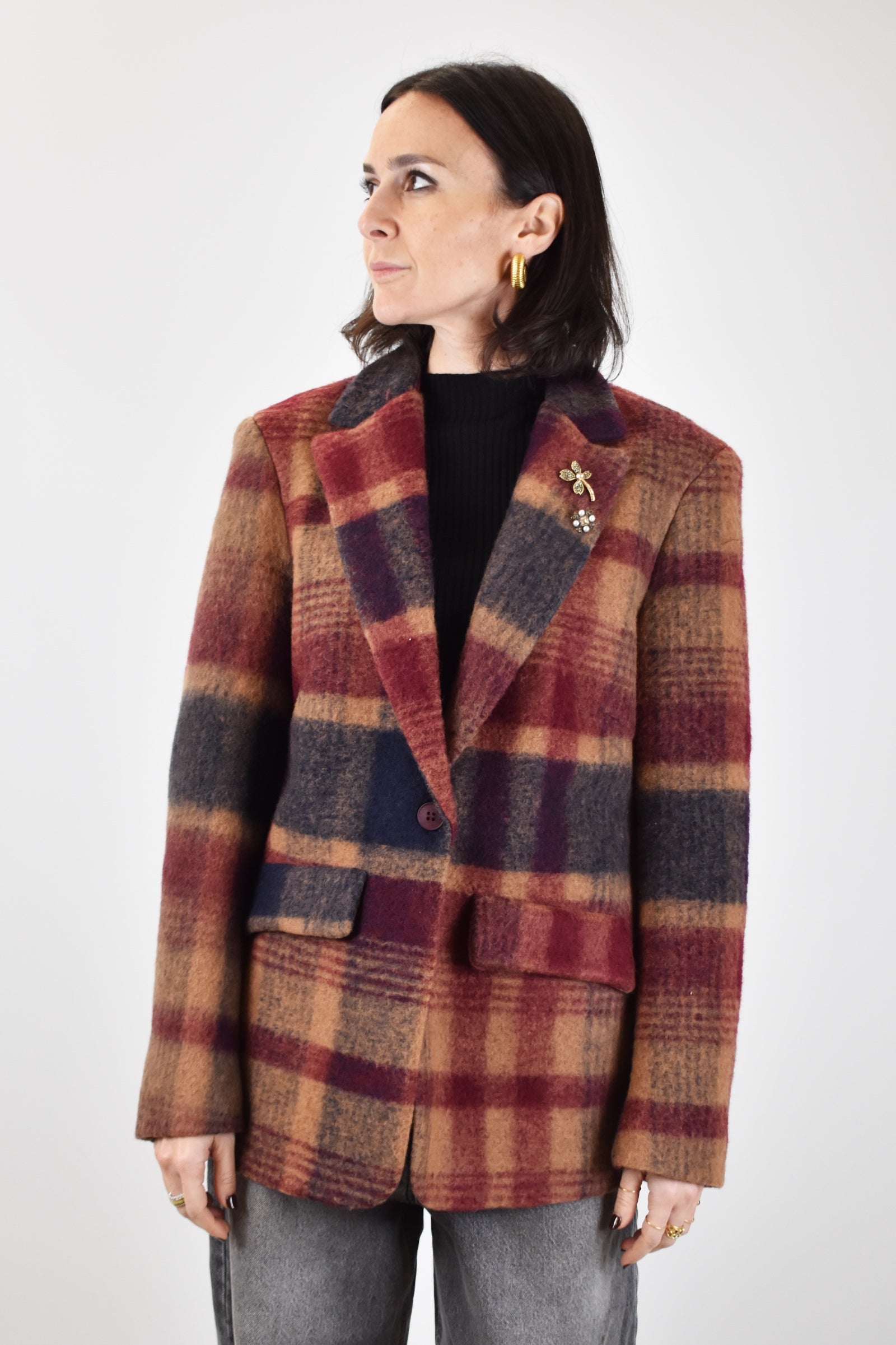 foto indossata frontale di giacca a quadri con spille Susy Mix rossa e blu, modello giacca quadri Susy Mix J866AI319