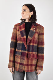 foto indossata frontale di giacca a quadri con spille Susy Mix rossa e blu, modello giacca quadri Susy Mix J866AI319