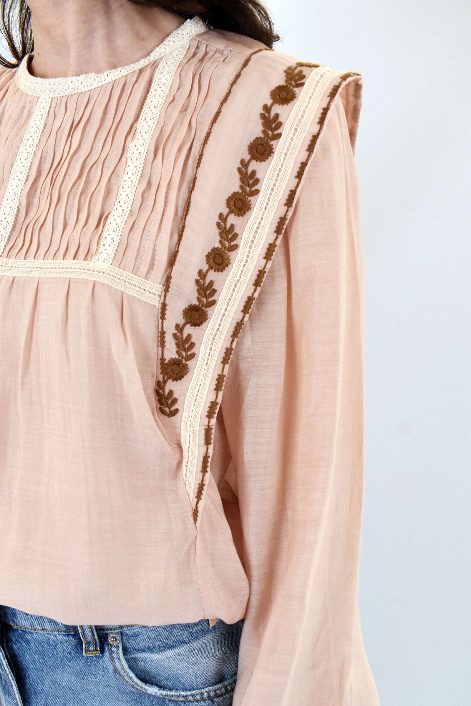 Blusa ricami e passamaneria