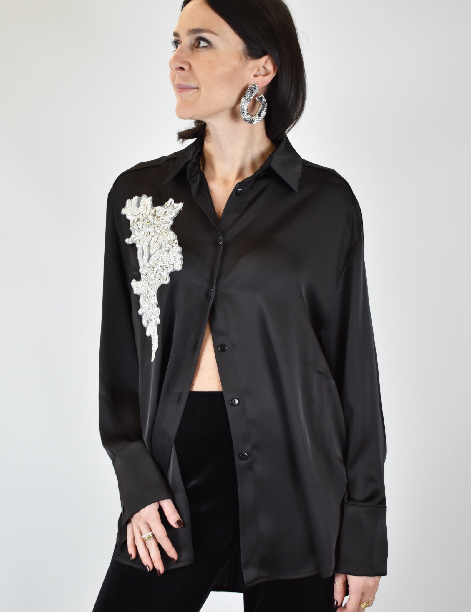 FOTO INDOSSATA FRONTALE DI CAMICIA IN RASO NERO CON PATCH GIOIELLO HAVEONE, CAMICIA GIOIELLO CVI-P161