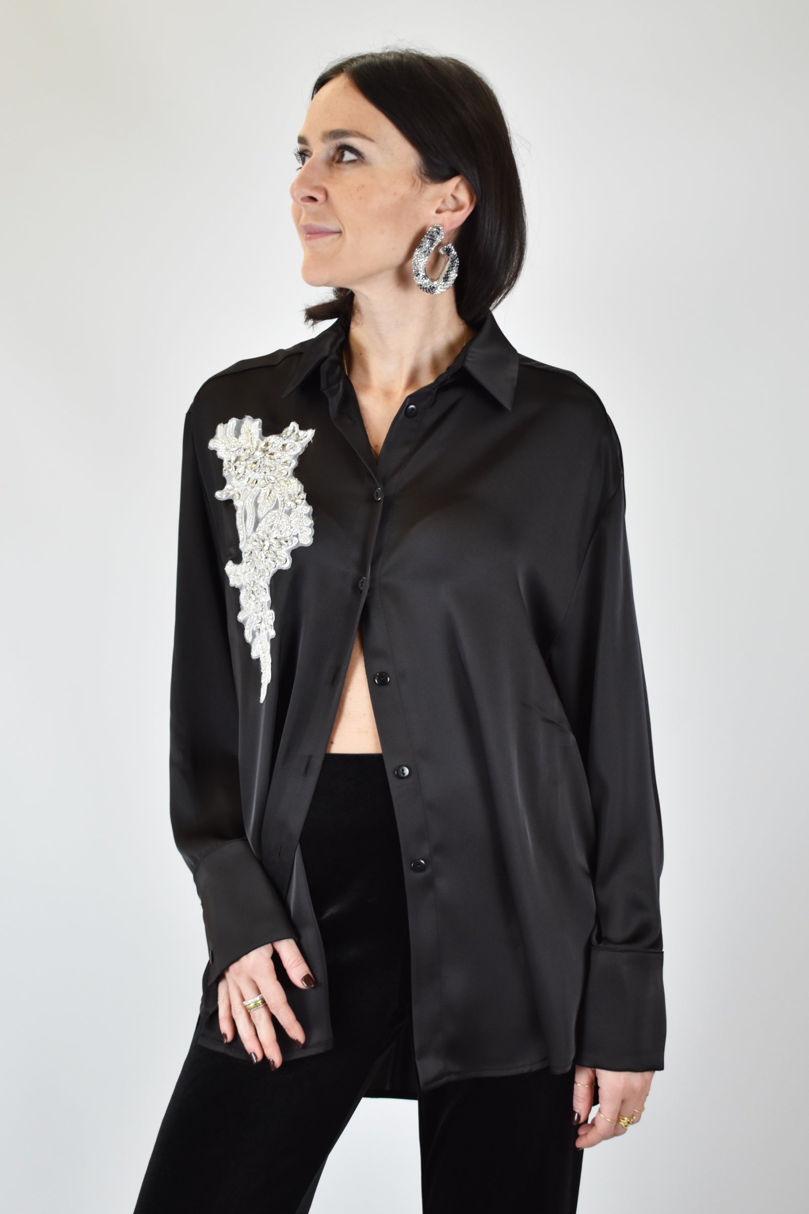 FOTO INDOSSATA FRONTALE DI CAMICIA IN RASO NERO CON PATCH GIOIELLO HAVEONE, CAMICIA GIOIELLO CVI-P161