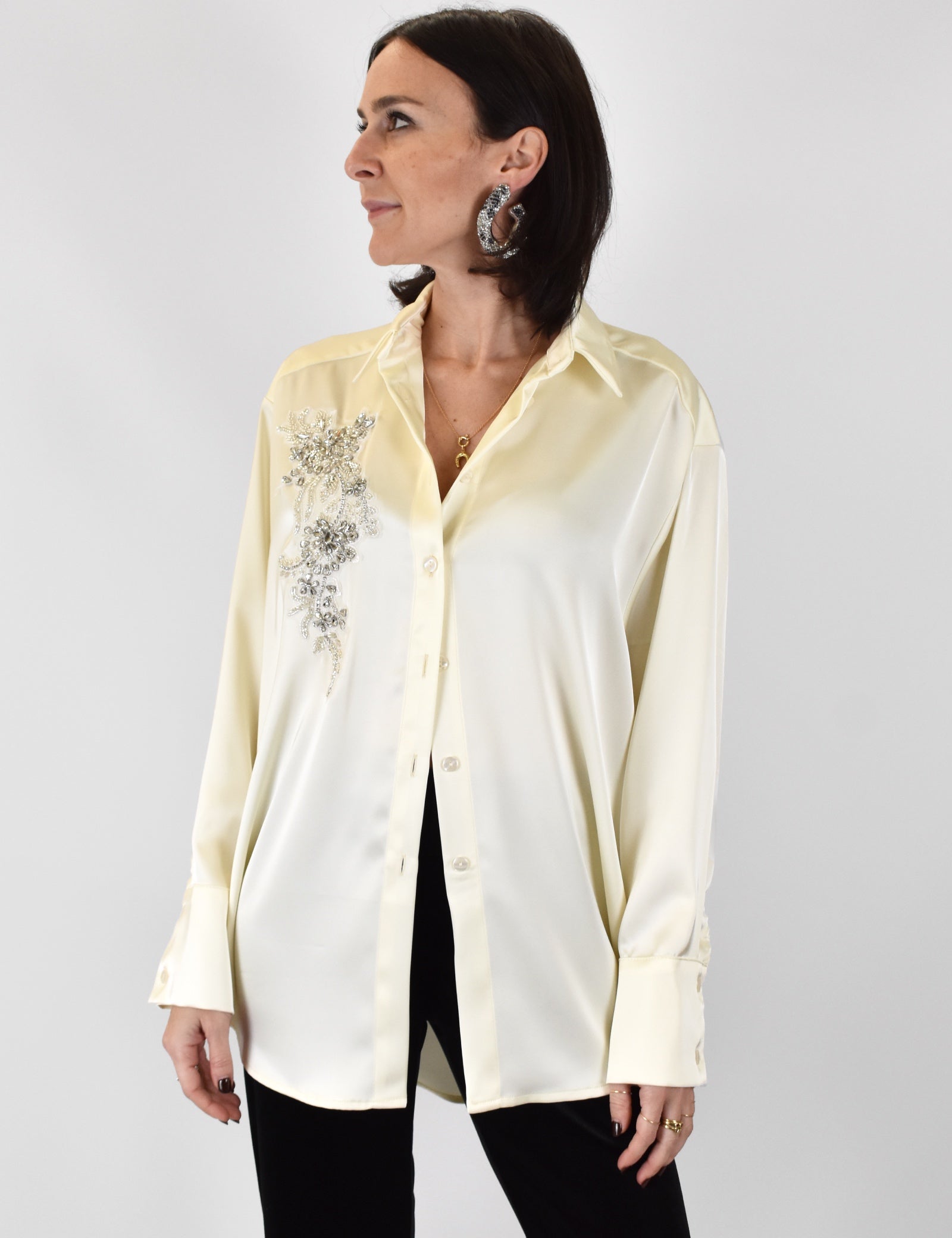 FOTO INDOSSATA FRONTALE DI CAMICIA IN RASO PANNA CON PATCH GIOIELLO HAVEONE, CAMICIA GIOIELLO CVI-P161