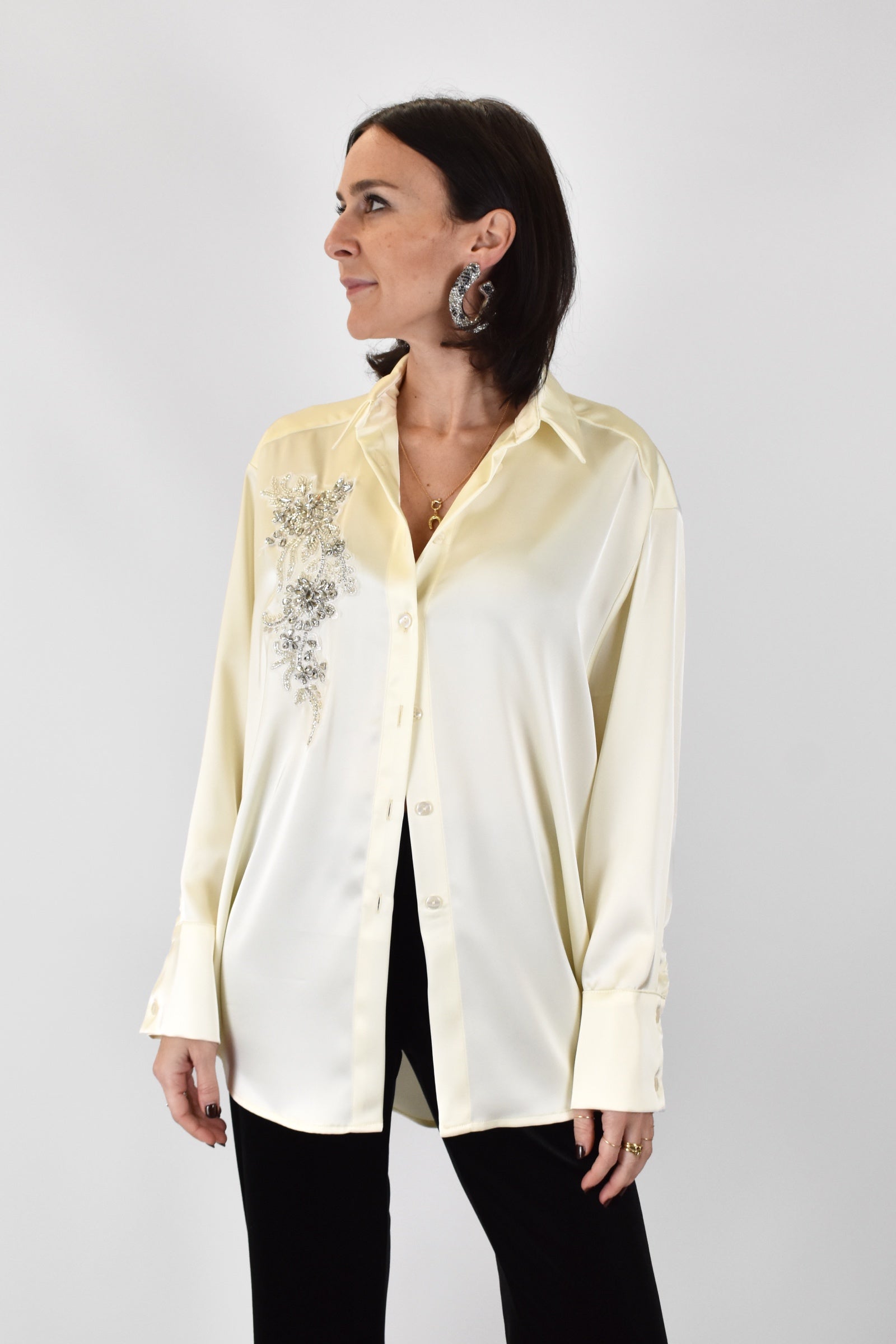 FOTO INDOSSATA FRONTALE DI CAMICIA IN RASO PANNA CON PATCH GIOIELLO HAVEONE, CAMICIA GIOIELLO CVI-P161