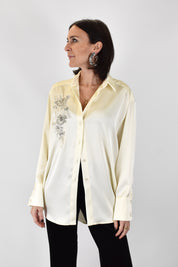 FOTO INDOSSATA FRONTALE DI CAMICIA IN RASO PANNA CON PATCH GIOIELLO HAVEONE, CAMICIA GIOIELLO CVI-P161