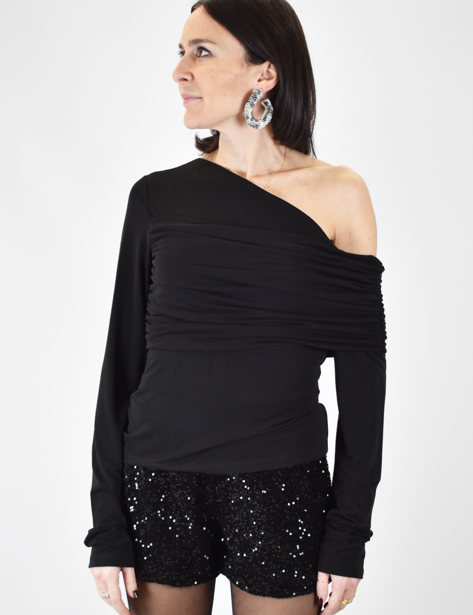 foto indossata di top Haveone monospalla modello RMA-P068, colore nero