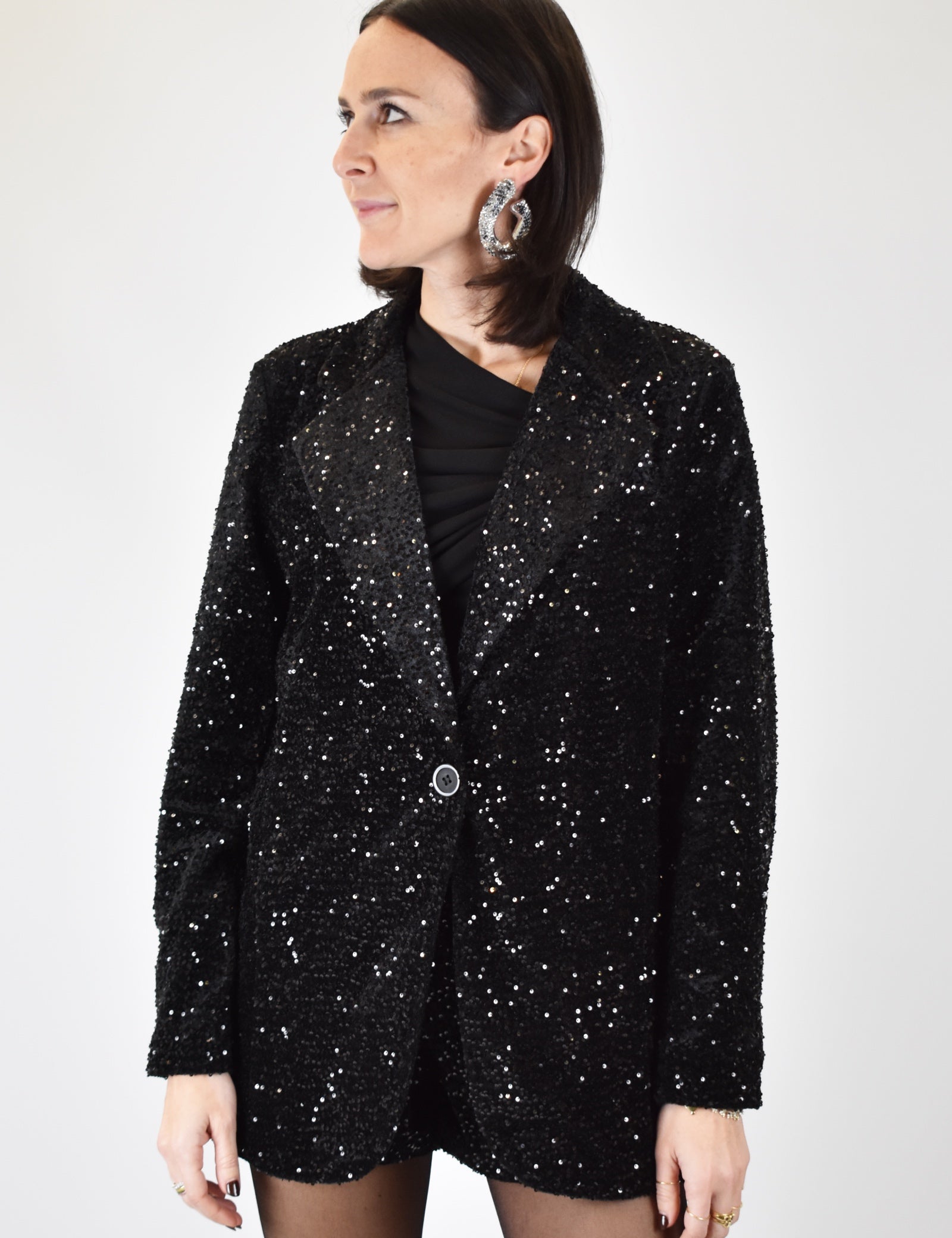 FOTO INDOSSATA DI GIACCA IN PAILLETTES NERA DI HAVEONE, MODELLO JJK-P160