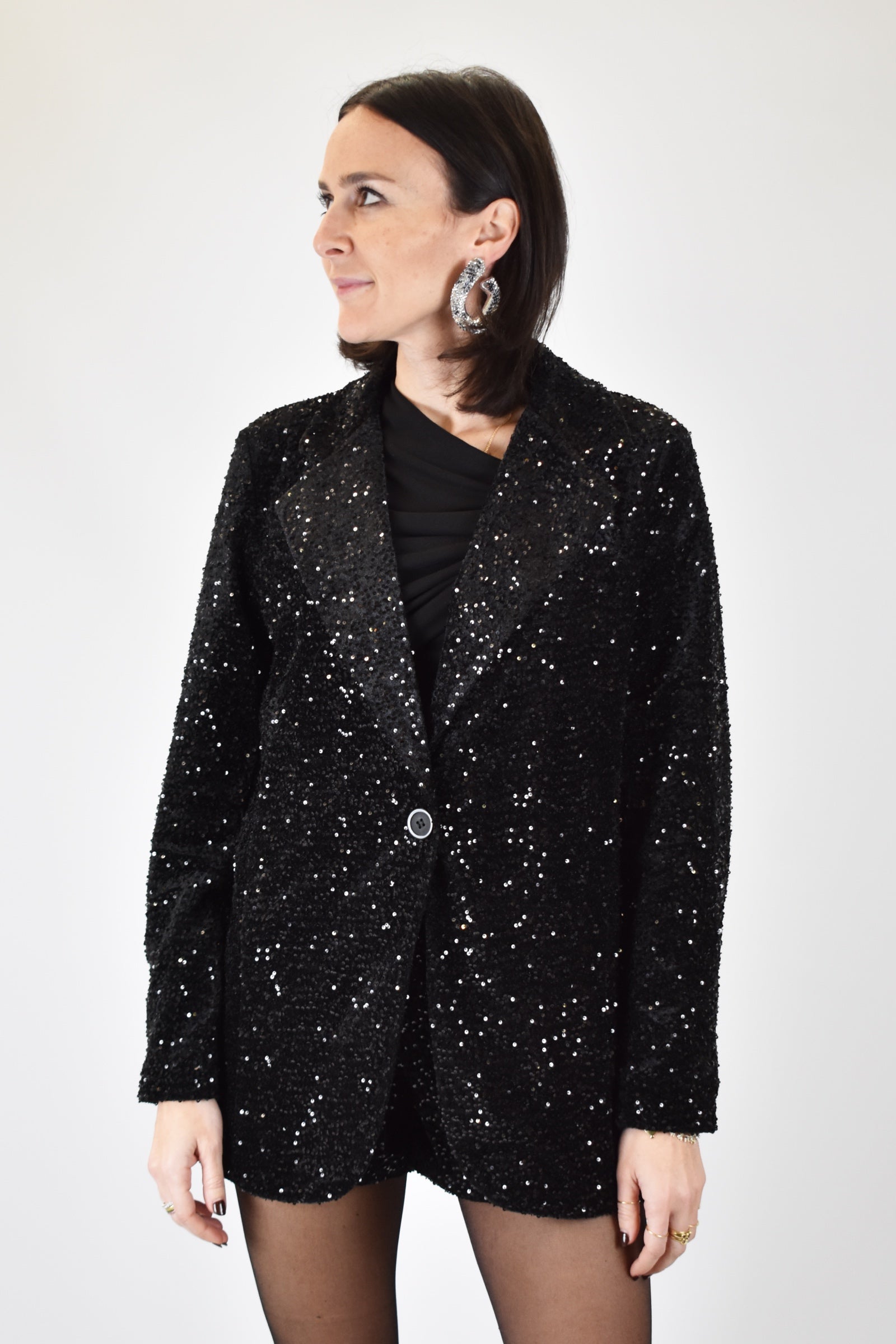 FOTO INDOSSATA DI GIACCA IN PAILLETTES NERA DI HAVEONE, MODELLO JJK-P160