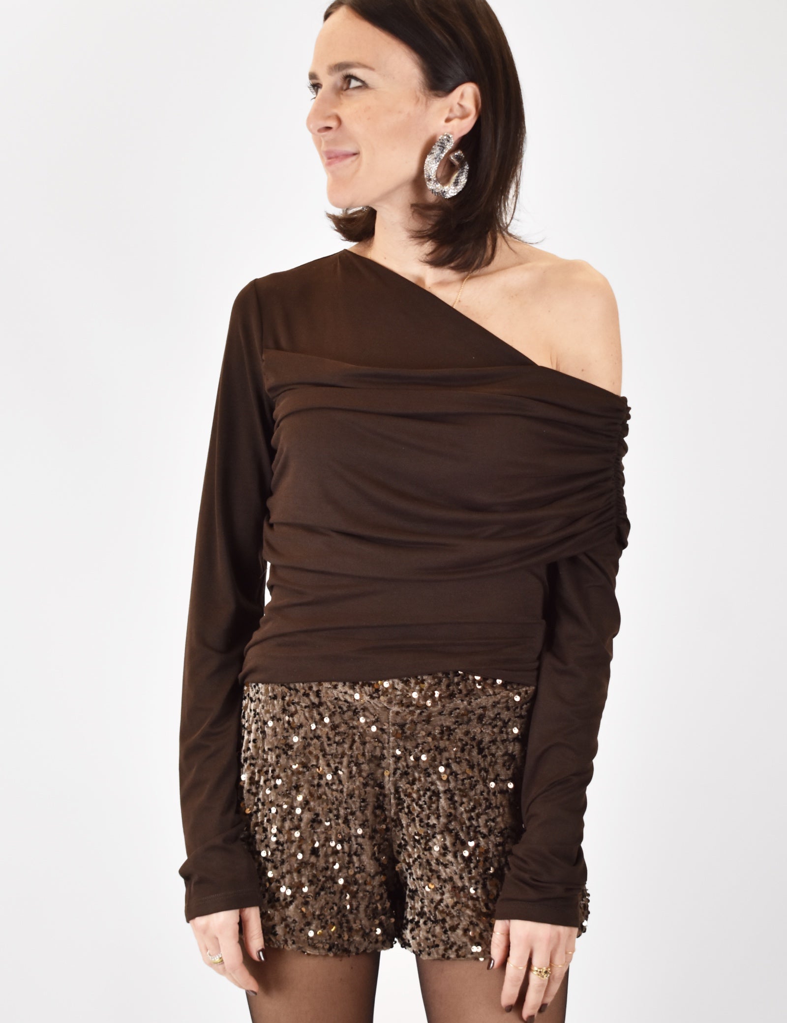 foto indossata di top Haveone monospalla modello RMA-P068, colore moro