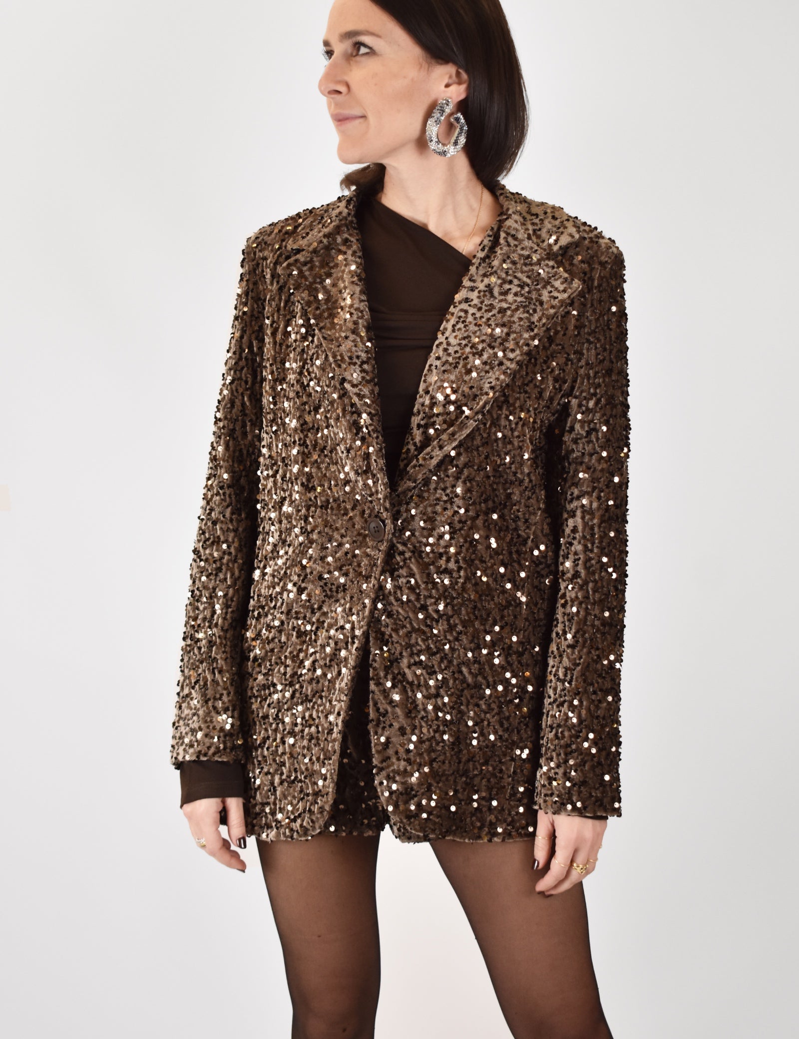 FOTO INDOSSATA DI GIACCA IN PAILLETTES MARRONE DI HAVEONE, MODELLO JJK-P160