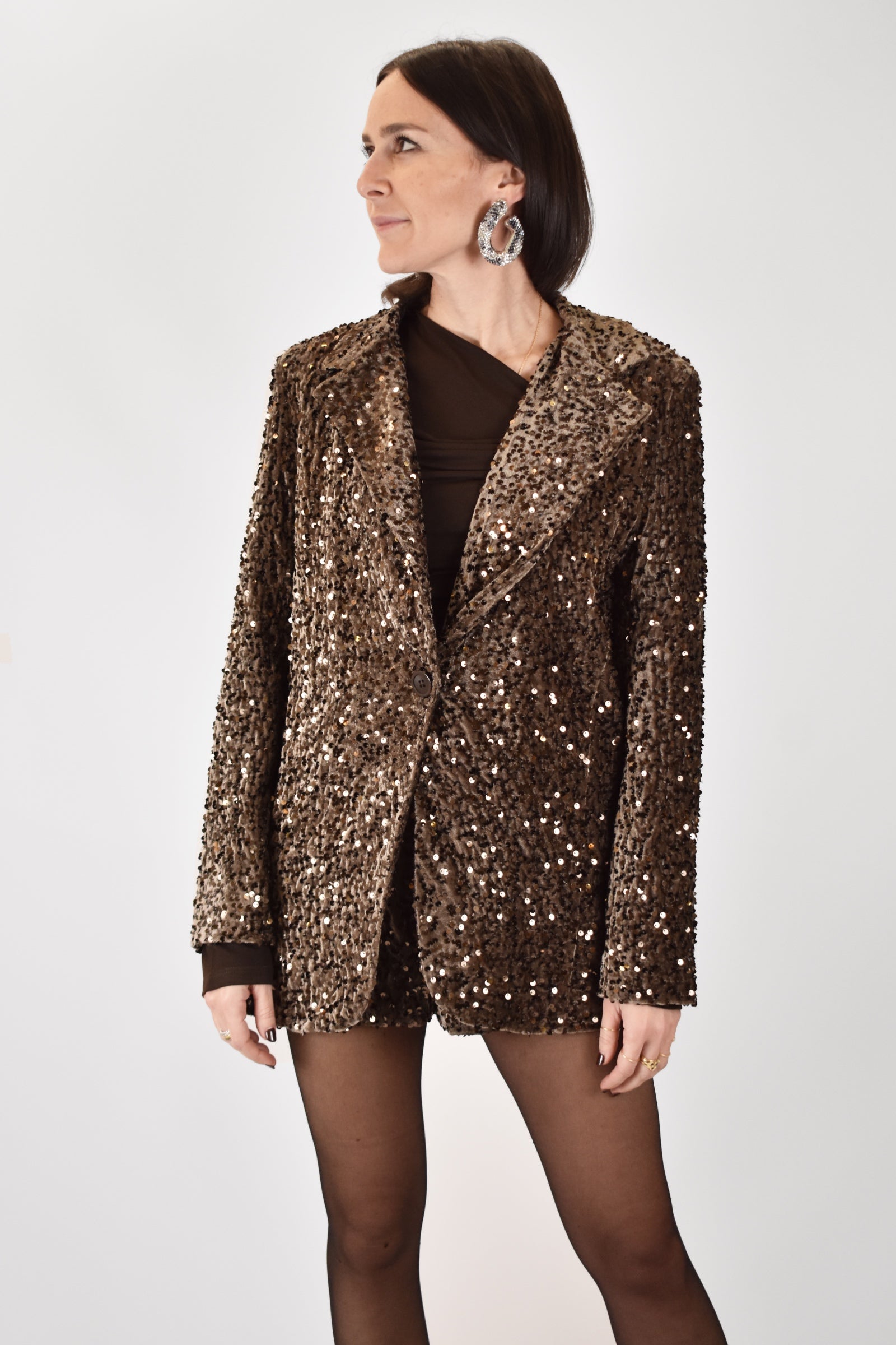 FOTO INDOSSATA DI GIACCA IN PAILLETTES MARRONE DI HAVEONE, MODELLO JJK-P160