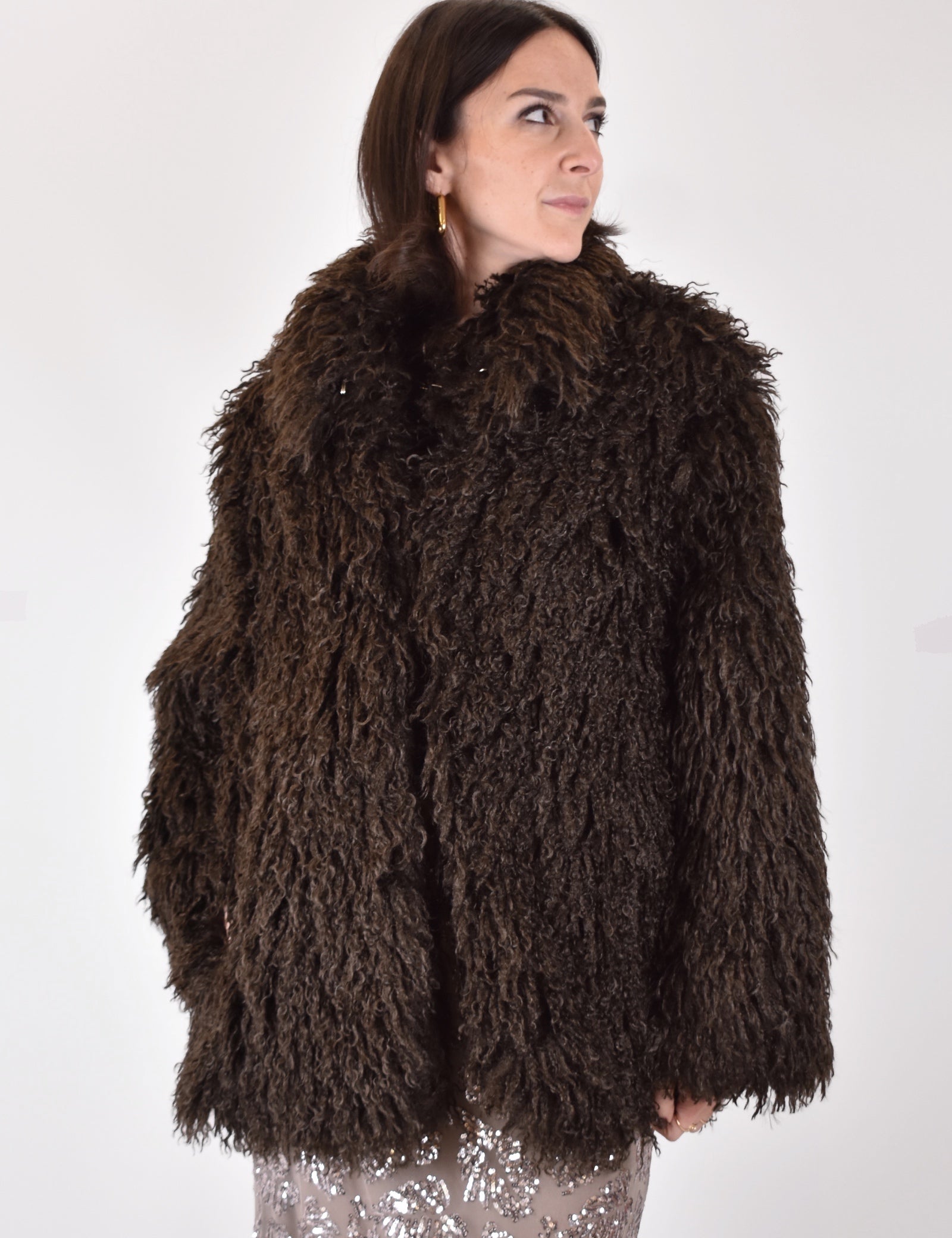 FOTO INDOSSATA FRONTALE DI ECOPELLICCIA EFFETTO MONGOLIA MARRONE DI HAVEONE, MODELLO KMA-P133