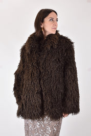 FOTO INDOSSATA FRONTALE DI ECOPELLICCIA EFFETTO MONGOLIA MARRONE DI HAVEONE, MODELLO KMA-P133