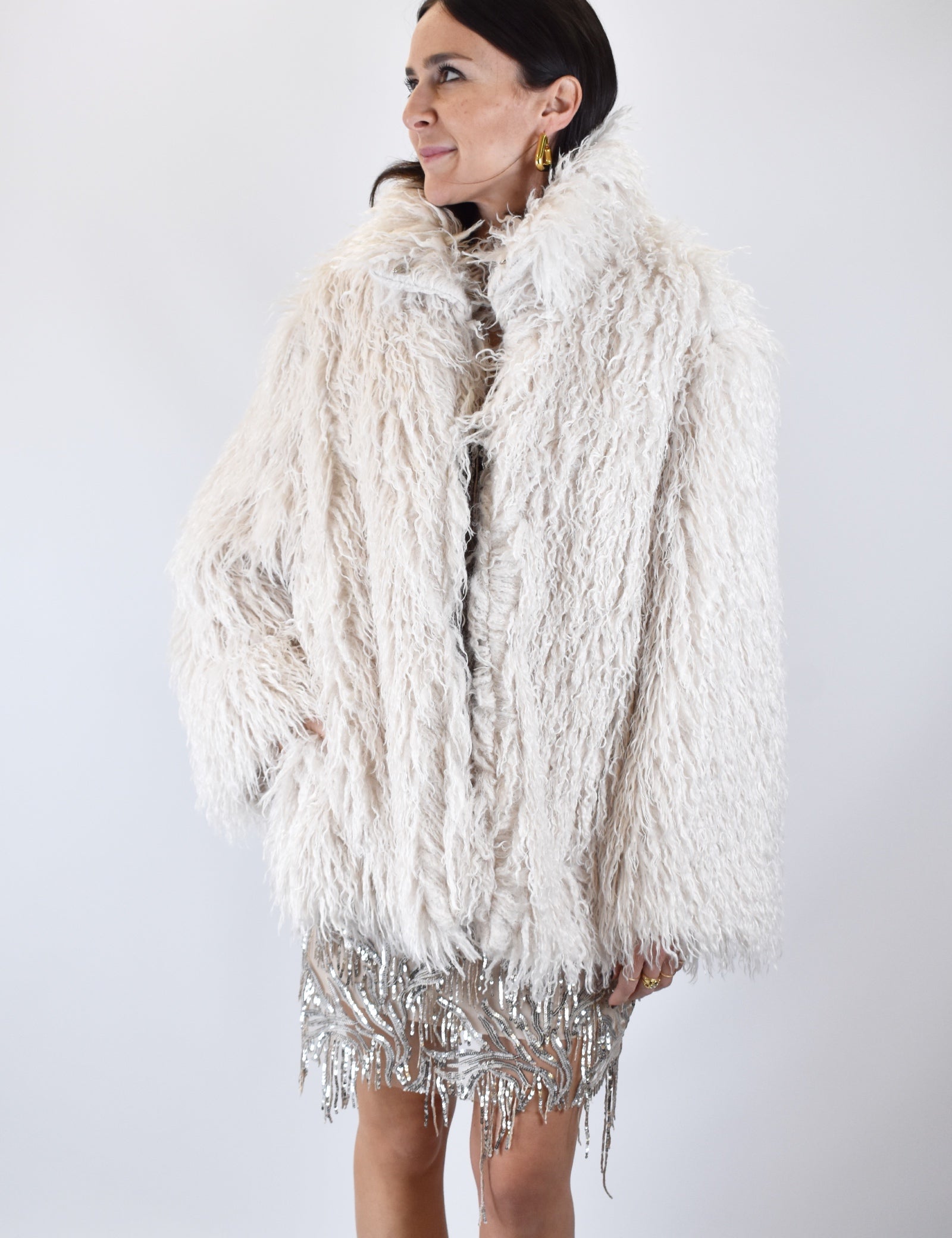 FOTO INDOSSATA FRONTALE DI ECOPELLICCIA EFFETTO MONGOLIA BIANCA DI HAVEONE, MODELLO KMA-P133