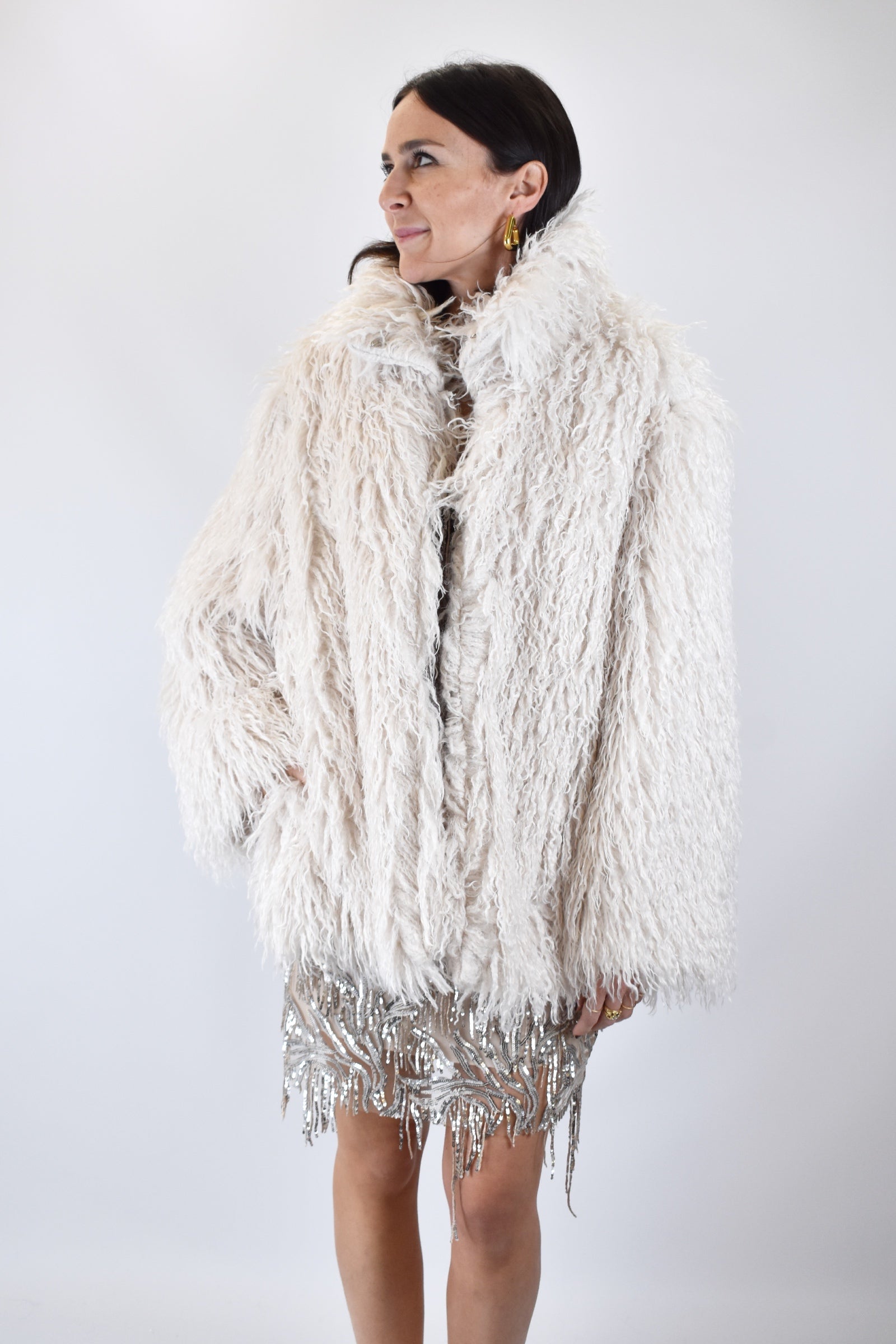 FOTO INDOSSATA FRONTALE DI ECOPELLICCIA EFFETTO MONGOLIA BIANCA DI HAVEONE, MODELLO KMA-P133